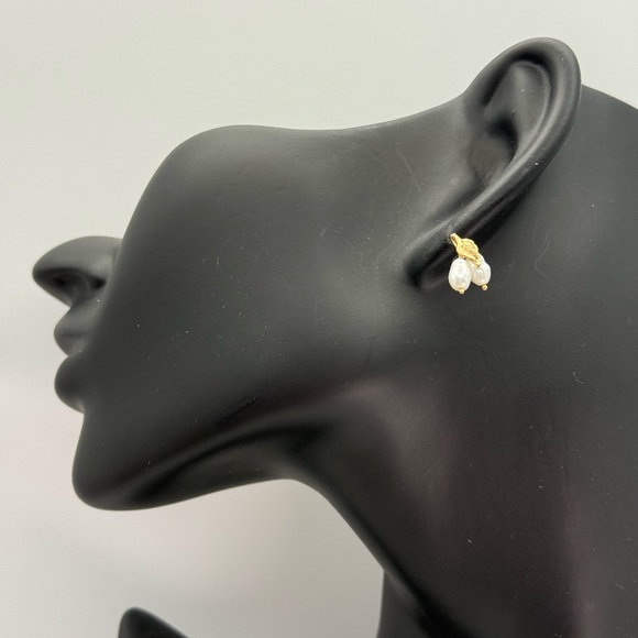 Elegant 14k Gold and Pearl Leaf Earrings - Picture 4 of 9